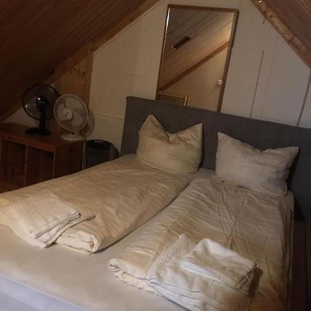 Zimmer Im Dachgeschoss Kaiserslautern Exteriör bild