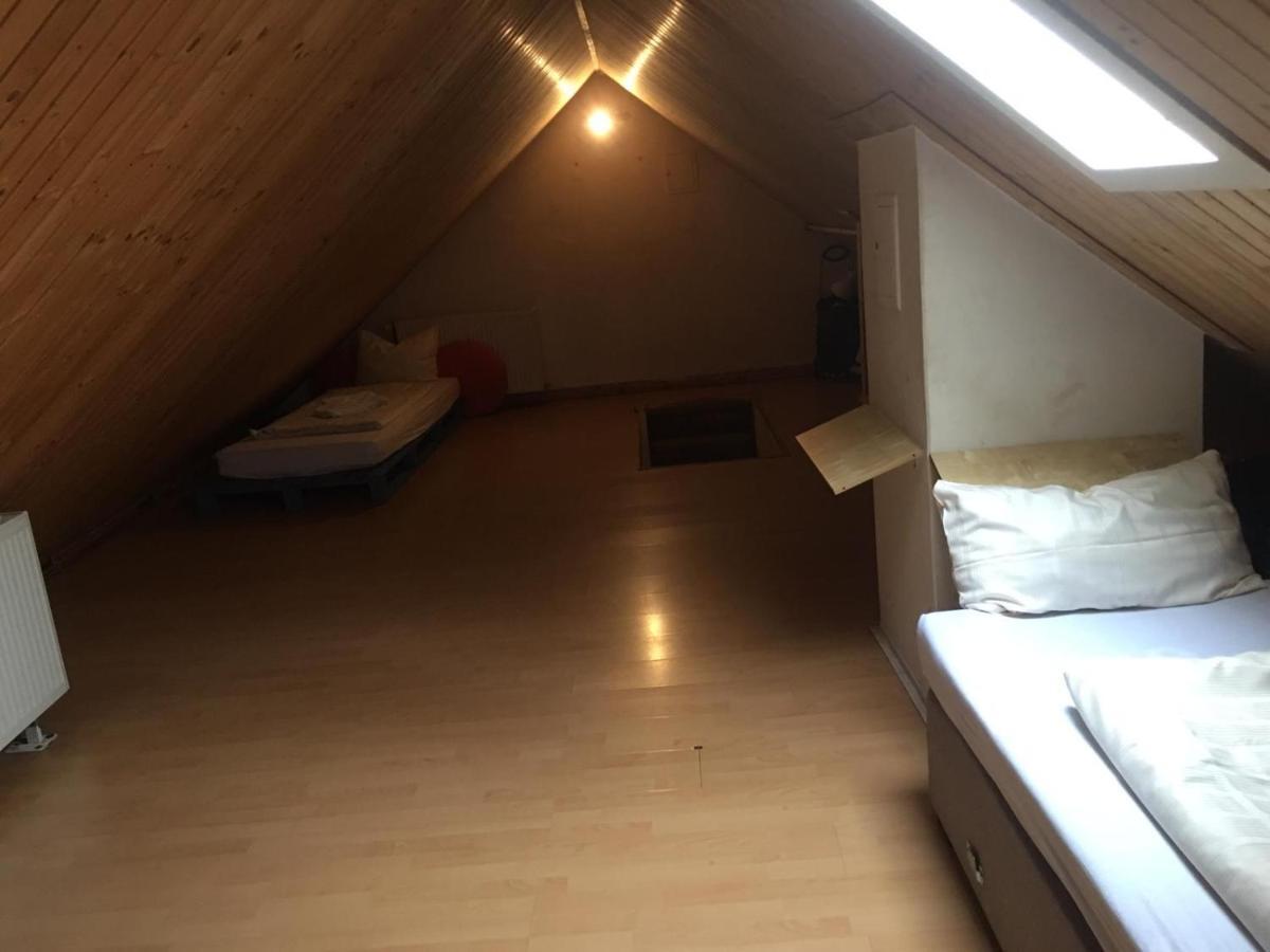 Zimmer Im Dachgeschoss Kaiserslautern Exteriör bild