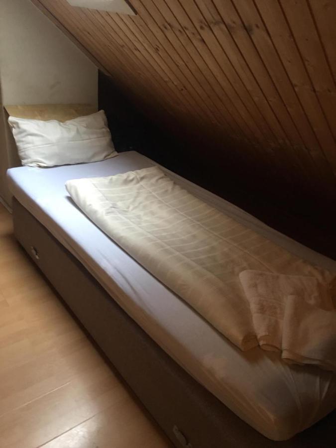 Zimmer Im Dachgeschoss Kaiserslautern Exteriör bild