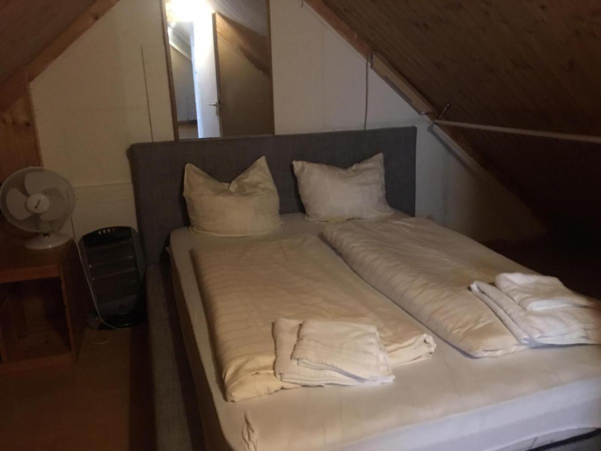 Zimmer Im Dachgeschoss Kaiserslautern Exteriör bild