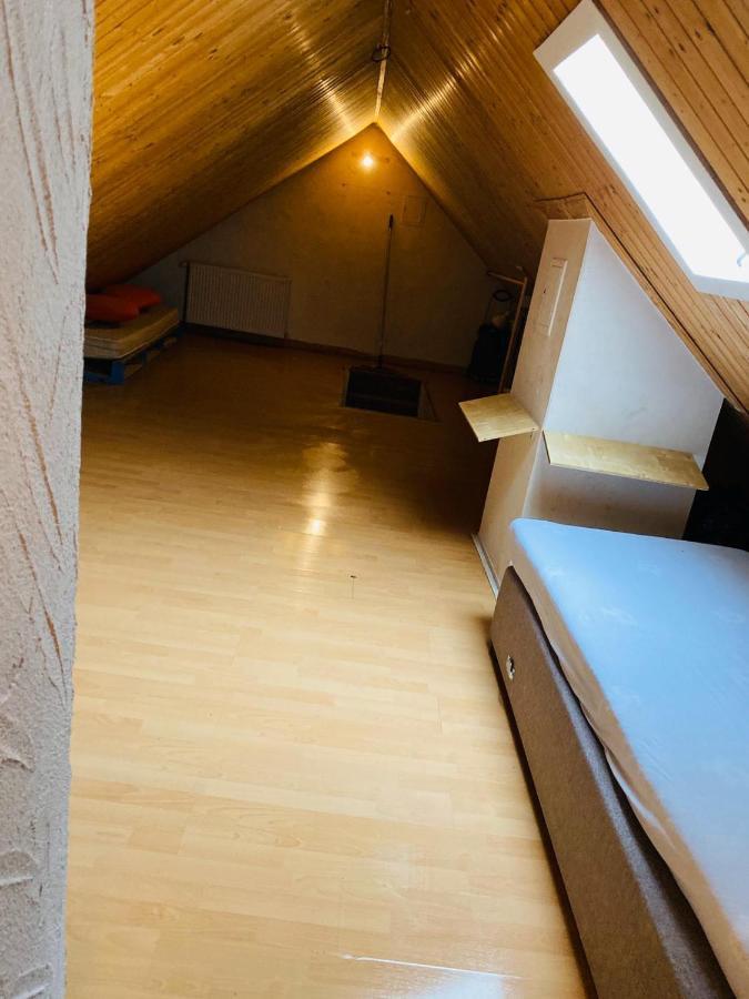 Zimmer Im Dachgeschoss Kaiserslautern Exteriör bild